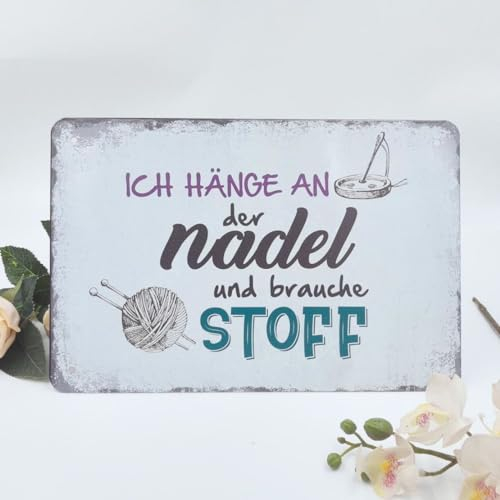 Vintage Nähen Schild mit Spruch 20x30cm - ICH HÄNGE AN DER NADEL UND BRAUCHE STOFF - Retro Nähmaschine Blechschild mit Nadel Faden - Nähzubehör Wanddeko Geschenk für Nähzimmer Nähbegeisterte
