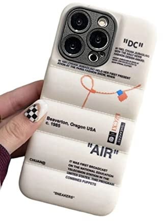Iaiyoxi, gepolsterte Schutzhülle mit Sportschuh-Marken-Design für iPhone 15 Pro Max, Sneakers-inspirierte weiche Etiketten, weiße, gepolsterte Hülle für iPhone Modelle 15, 14, 13, 12, 11 Pro Max Plus