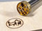 Dein Brandstempel elektrischer Initialen im Motiv Hobel für Holz, Leder, Pappe - personalisiertes Brandeisen, individueller Brennstempel in ø 50 mm