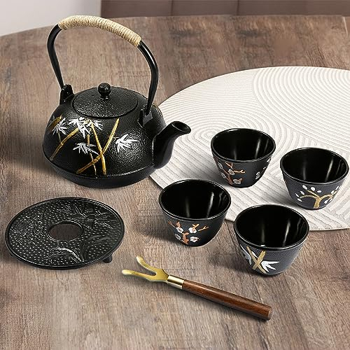 Dyna-Living Teekanne Gusseisen Set, Japanische 1,2 Liter Gusseiserne Teekanne 4 Teebecher, Basis, Edelstahl Sieb, Holzgriff Clip, Handbemaltes Chinesisches Rosenholz, Bambus & Pflaumenmotive, Schwarz