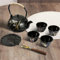 Dyna-Living Teekanne Gusseisen Set, Japanische 1,2 Liter Gusseiserne Teekanne 4 Teebecher, Basis, Edelstahl Sieb, Holzgriff Clip, Handbemaltes Chinesisches Rosenholz, Bambus & Pflaumenmotive, Schwarz