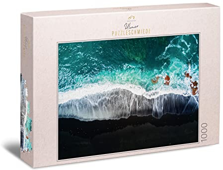 Ulmer Puzzleschmiede - Puzzle „Schwarze Brandung“ - Beeindruckendes Landschafts-Puzzle mit 1000 Teilen - Luftaufnahme auf den Strand von Lanzarote mit schwarzem Sand - Schwieriges Erwachsenenpuzzle