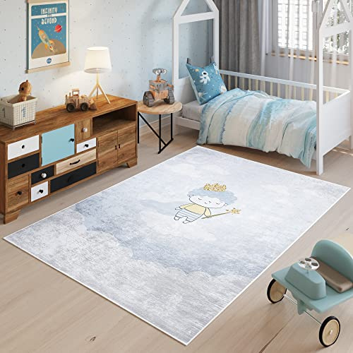 TAPISO Emma Kinderteppich Blau Grau Prinz Antirutsch 140 x 200 cm | Waschbar bei 30 Grad bedruckter Kinderteppich Kinderzimmer Jugendzimmer Modern OEKO-TEX