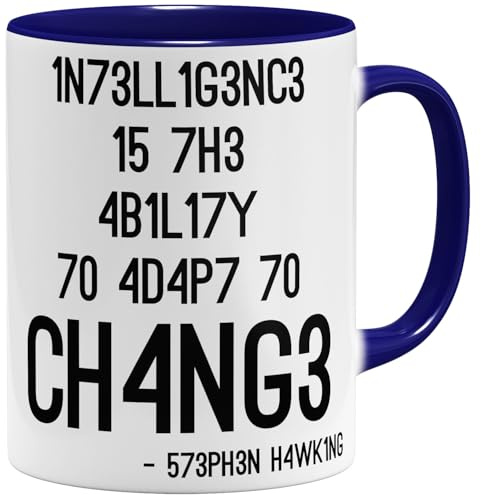 OM3® Hawking Quote - Intelligenz Kaffee-Tasse mit Spruch - Intelligence is The Ability to Adapt to Change - Keramik Becher - 325ml - Beidseitig Bedruckt - Dunkelblau