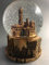 Schneekugel Eiffelturm und Sehenswürdigkeiten von Paris – Farbe Kupfer glänzend – groß 14 cm – Sockel aus hochwertigem Harz und Globus aus Glas – 3D-gravierte Parisdenkmäler – glitzernder Schnee