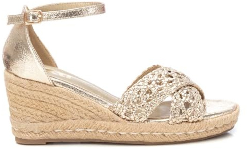 XTI |Sandalias XTI para mujer 142774 moda joven color oro con cierre de hebilla y plataforma