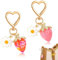 Ouligay 2 Stück Süßer Erdbeer Schlüsselanhänger Taschenanhänger Kawaii Tasche Anhänger mit Herz Blume Gänseblümchen, Aesthetic Cute Strawberry Keychain für Mädchen Damen Geldbörse Rucksack
