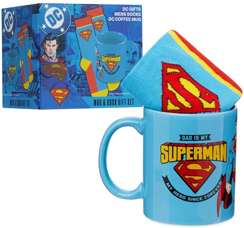 Get Trend DC Comics Superman Socken und Tasse Set, Bequeme One Size Strümpfe 40-45 & Keramik Kaffee Tasse 315 ml/11oz, Geschenk für Männer & Frauen (Blau/Rot Superman)