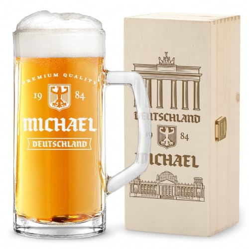 polar-effekt Bierkrug im Set mit Holzkiste, graviertes Deutschlandmotiv | Der 500-ml-Bierhumpen ist ein Geschenkset mit Namen: als Henkelglas für Berlin-Freunde oder als persönliche Reiseerinnerung.