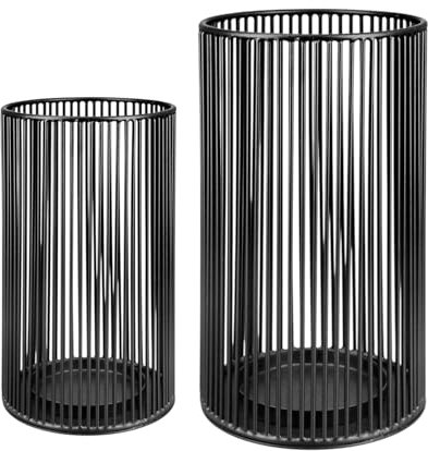 CULT at home 2 x Grosse Kerzenständer schwarz Metall Kerzenhalter Laternen Deko 2er Set Windlicht groß Stumpenkerzen – Moderne Deko Wohnzimmer – Tischdeko Hochzeit Ø 13/15 cm Höhe 23/28 cm