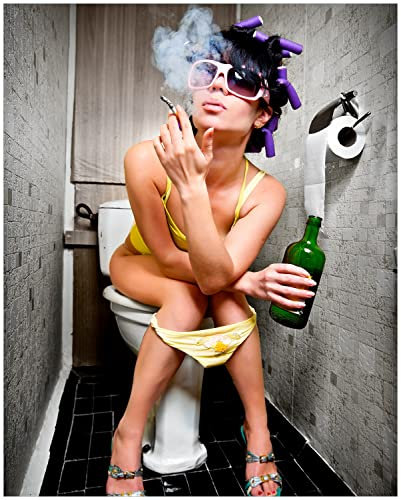 Wallario Poster - Kloparty - Sexy Frau auf Toilette Zigarette & Schnapsflasche - farbig in Premiumqualität, Größe: 40 x 50 cm