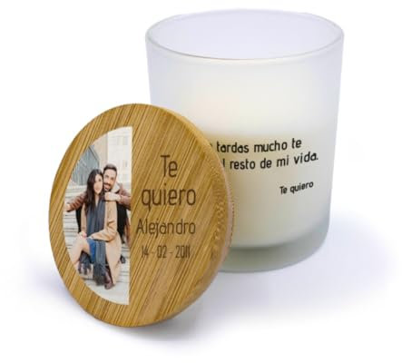 Velas personalizadas con tapa de madera. Velas aromáticas para decoración. Velas para San Valentín personalizadas con nombre. Regalos originales para eventos. (Foto y texto)