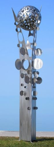 Casa Padrino Designer Edelstahl Garten Skulptur Säule mit Kugel Silber 75 x 70 x H. 268 cm - Handgefertigte Wetterbeständige Garten Dekoration