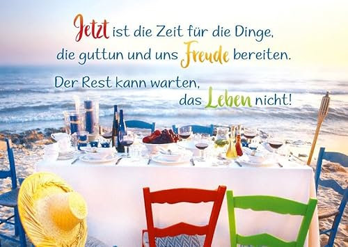 Postkarte für Lebensgenießer: Bunt gedeckter Tisch am Meer, inspirierender Spruch Jetzt ist die Zeit für die Dinge, die gut tun und uns Freude bereiten. Der Rest kann warten. Das Leben nicht!