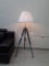 Lampadaire vintage classique avec trépied Gris