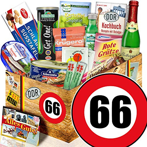 Geschenkbox Ostalgie Spezialitäten - DDR Präsentkorb 66. Geburtstag | Großes Ostpaket mit Kochbuch, Rotkäppchen Sekt, Viba Nougat und Spreewaldgurken - Ideales Geschenkset für Damen und Herren