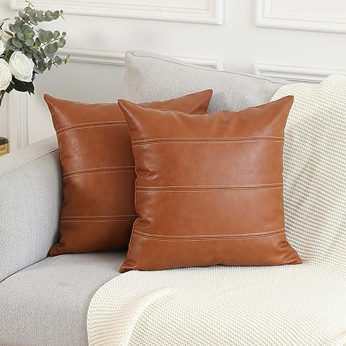 Mandioo 2er Set Braun Boho Gestreifte Kunstleder Kissenbezüge 65x65 cm Moderne Luxusdekoration für Wohnzimmer und Schlafzimmer Zierkissenbezüge passend für Sofa und Couch Dekokissen Kissenhüllen