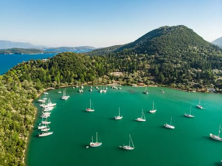 Affiche 50 x 40 cm : vue aérienne du port de Nidri avec de nombreux bateaux et yachts. Côte de l'île de Lefkada par une journée d'été ensoleillée. Lefkada (119882241)