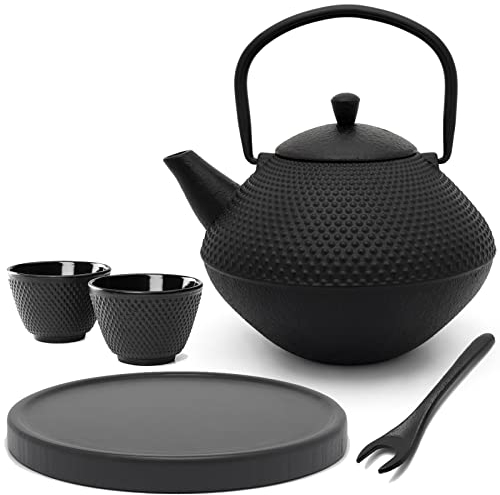 Bredemeijer Teekanne Set Gusseisen 1.0 Liter - mit Edelstahl Tee-Filter Sieb-Einsatz - 2 Becher & schwarzem Holzuntersetzer & Deckelheber - 5-teiliges Teeset für losen Tee