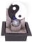 Zimmerbrunnen mit LED-Beleuchtung | Tischbrunnen mit Yin Yang - Motiv | dekorativer Zierbrunnen mit Feng Shui Element und beweglicher Glaskugel | Wasserbrunnen für Zuhause und Büro