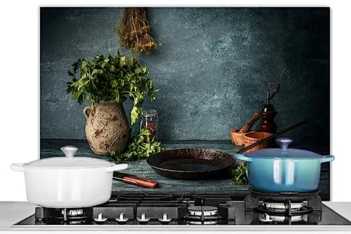 KitchenYeah© Küchenrückwand Platte Spritzschutz Küche Deko Aluminium Platte Spritzschutz Herd Alternative für GlasplatteKräuter - Gewürze - Pfanne - Messer - Grau - Rustikal - 90x60 cm