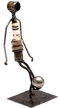 Brillibrum Design Metallmännchen Fußballer | Handmade | Variante Fußball | Upcycling Zündkerzenfigur | 15x7x6 cm