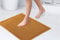 Emma Barclay Noodle Soft Touch Rutschfester Badezimmerteppich in Ocker – Duschmatte 40 x 60 cm
