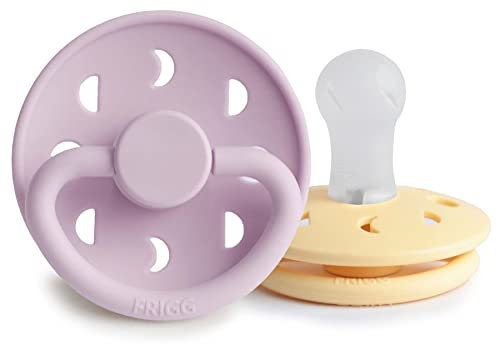 FRIGG Mondphase Silikon Schnuller | Schnuller 2 Packung | Symmetrischer Sauger in Kirschform | BPA-frei | Hergestellt in Dänemark | Silikon Schnuller | (Pale Daffodil/Soft Lilac, Größe 1 (0-6 Monate))