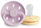 FRIGG Mondphase Silikon Schnuller | Schnuller 2 Packung | Symmetrischer Sauger in Kirschform | BPA-frei | Hergestellt in Dänemark | Silikon Schnuller | (Pale Daffodil/Soft Lilac, Größe 1 (0-6 Monate))