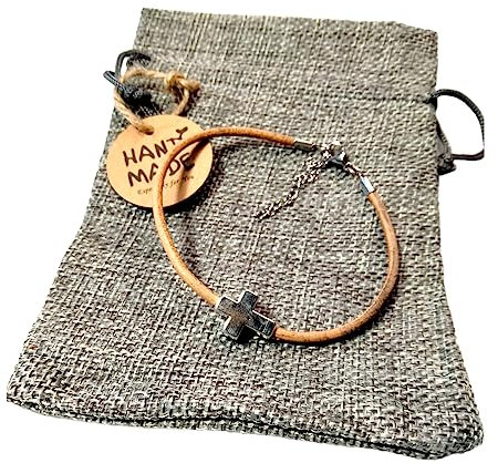 Pulsera Cuero con Cruz Lisa Hecha a Mano para Hombre y Mujer. Brazalete de Piel Natural con Cierres de Acero Inoxidable. Joyería +Bolsa Yute de Regalo