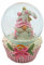 Dekohelden24 Schüttelkugel, Glaskugel Weihnachten, Wichtelkugel, Schneekugel als Wichtel mit tiefgezogener Mütze auf Cupcakesockel in pink und rosa, Maße H/B/Ø Kugel: ca. 9 x 7 cm/Ø 6,5 cm.