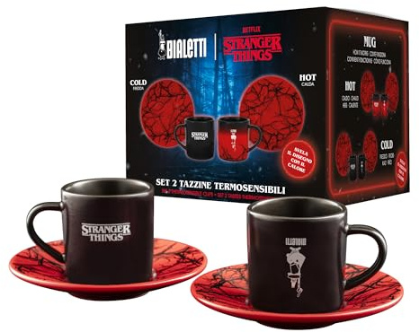 Bialetti Set 2 Espressotassen mit Untertassen Stranger Things, je 80 ml – thermosensitiv, Farbwechsel durch Wärme, nicht spülmaschinengeeignet, Schwarz