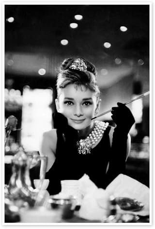 Posterlounge Audrey Hepburn in Breakfast at Tiffany's Poster von Celebrity Collection 60 x 90 cm Schwarz-Weiß Wandbilder Wanddeko