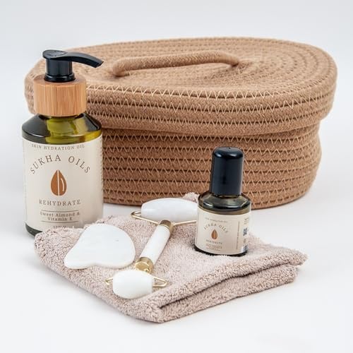 Sukha Oils Aromatherapie-Geschenkset – Rehydrieren – Süßmandel- und Vitamin-E-Mischung – 120 ml Pumpflasche – 15 ml Reise-Roll-on – Gesichtsroller – Gua-Sha-Massagegerät – Mikrofaser-Gesichtstuch