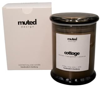 Muted Design - Cottage Duftkerze - Leder, Bergamotte, Jasmin -Handgemacht in Hamburg – 100% Sojawachs | 45h Brenndauer | Wiederverwendbares Glas | 170g