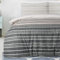 Sleepdown Set copripiumino king size a righe marroni. Design in cotone super morbido e facile da pulire. Trapunta con motivo a righe alla moda. King Size 220 x 230 cm+2 federe abbinate