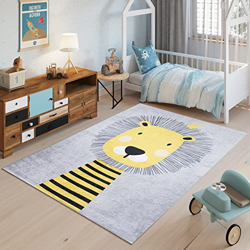 TAPISO Emma Teppich Waschbar bei 30 Grad Grau Gelb Löwe bedruckter Kinderteppich Antirutsch Kinderzimmer Jugendzimmer Modern ÖKO-TEX 140 x 200 cm