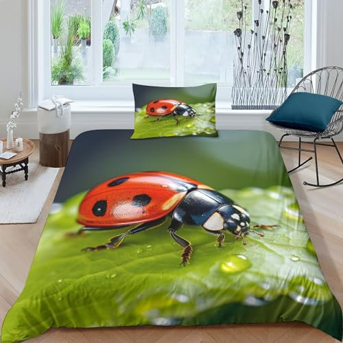 Kchapman__a_lady_bug_is_sitting_on_top_of_a_green_leaf_in_the_s_a050d76f-152a-4962-abaa-ee2f5053188c Bettwäsche Weich & Bügelfrei Bettbezüge Mit Reißverschluss bedding Set Mit Kissenbezüge Microfas
