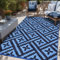 Momooda Alfombra de exterior geométrica de paja de plástico, protección UV, alfombra de terraza reversible, lavable, impermeable, para camping, jardín, para balcón, caravana, color negro y azul, 180 x