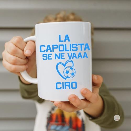Butterfly Store Tazza “La Capolista Se Ne Vaaa” Napoli – Personalizzata con Nome – Regalo Tifoso Calcio – Serie A 2025 – Ceramica Bianca 325 ml - Festa Quarto Scudetto Napoli