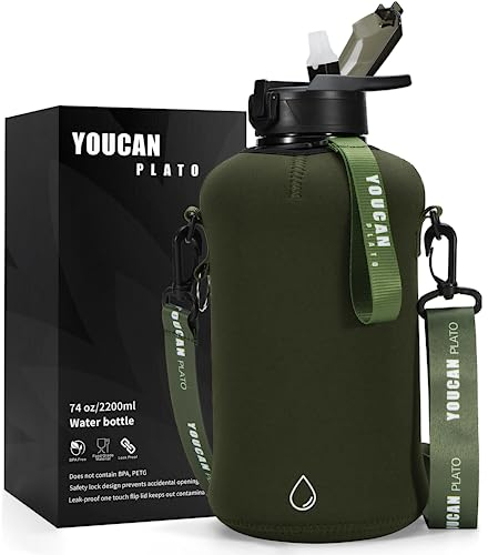Youcan Plato Trinkflasche 2l Mit Strohhalm und Ärmel,Wasserflasche 2 Liter,2 liter Trinkflasche Sport,Gym Flasche, Fitness Gallon Water Bottle,Trinkflasche BPA Frei,Flasche Für Kohlensäure Olivgrün.