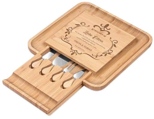 Maverton Käsebrett Servierplatte mit Gravur + 4er Käsemesser Set, aus Holz | 34X34cm, Geschenke für Paare zur Hochzeit zum Hochzeitstag, Danksagung