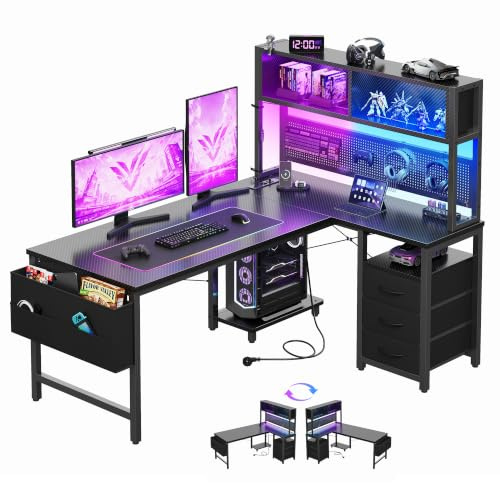 YOUDENOVA Bureau d'angle en L Réversible, Bureau Gaming avec Panneau Perforé et Étagères, Bureau avec LED et Prises, 3 Tiroirs et Poche de Rangement, Table pour Salon Domicile 135x100 cm Carbon Noir