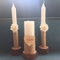 mylifemylove Set di portacandele da matrimonio con fiori bianchi, candele personalizzate, portacandele in legno rustico per 3 candele coniche e 1 pilastro