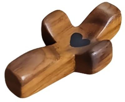 Zasdvn Cruz de madera tallada, madera de olivo con cruz mano, textura lisa, tamaño de bolsillo, cruz de amor tallada mano de madera con corazones, cruz para amigos, oración, familia, abrazar