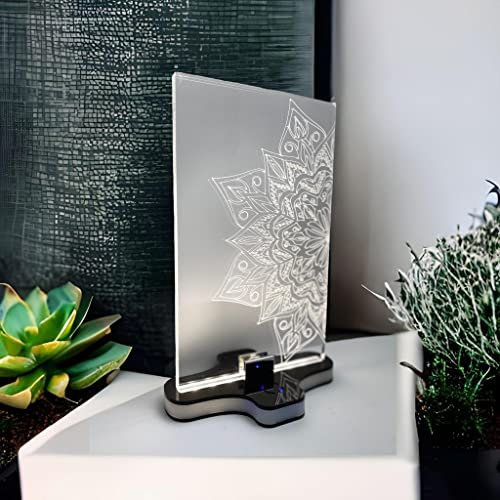 Lampada LED da Tavolo con Plexiglass Trasparente Inciso - Lampada con Lavorazione Incisa per Effetto Luminoso Indimenticabile - Dimensioni 13x16x25 cm - Idea Regalo Compleanno Anniversario Casa Nuova