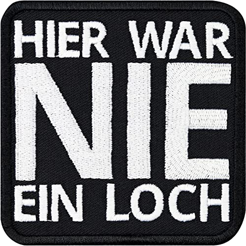 Lustiger Aufnäher Hier war NIE ein Loch Jeans Flicken zum annähen/aufbügeln mit Stickerei | Kleidung reparieren mit Spaß Patches für alle Stoffe | fabric applique 75x75mm