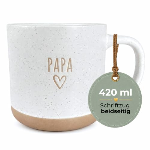 HerzHolzPapier® Große Steingut-Tasse „PAPA“ – 420 ml – Keramik Kaffeetasse mit Herzmotiv – Beidseitiger Dekor-Druck – Spülmaschinen- & Mikrowellenfest – Geschenk für Papa