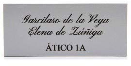 Placa para Buzón de plástico plateado liso y grabado negro. Cinta autoadhesiva. Grosor 1,5mm y tamaño máximo 100x40mm