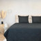 HappyBed 160x200 - Doppelbettdecke - Waschbare Bettdecke ohne Bezug - Bedruckte Bettdecke ohne Bezug - Spannbettdecke mit Druck - Mikrofaser - Schwarz